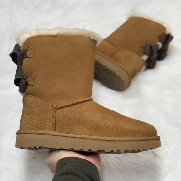 UGG Bailey Womens Suede Bow Boot Chestnut Brown 1153475-CHE NEW Sz 9 - Picture 1 of 4